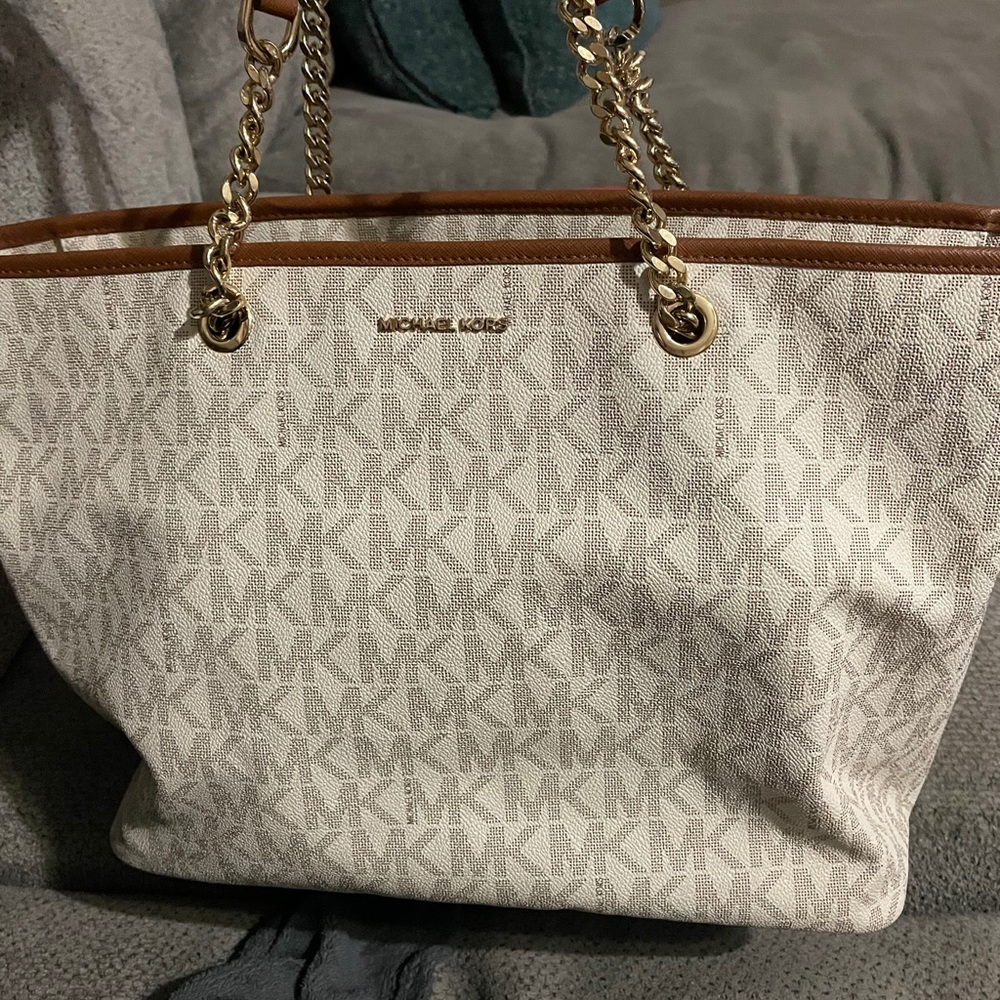 Michael Korse jet set purse